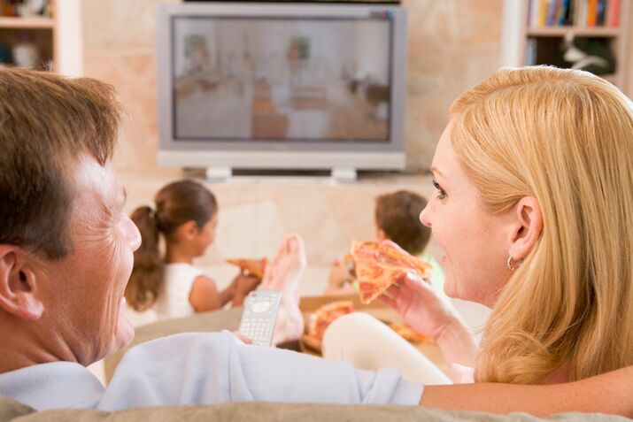 Pro efektivní hubnutí se musíte vzdát jídla před televizní obrazovkou