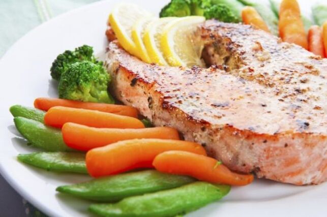 rybí steak se zeleninou pro proteinovou dietu