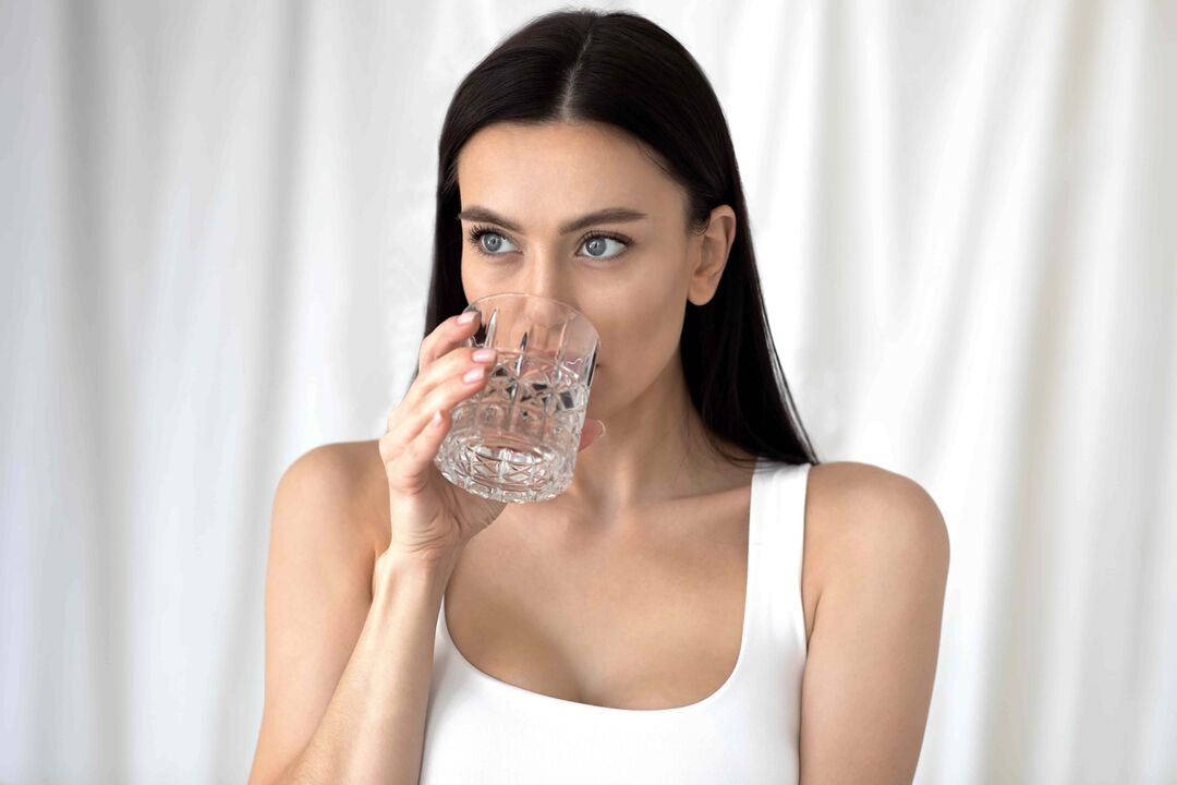 dívka pije vodu na hubnutí při správné výživě