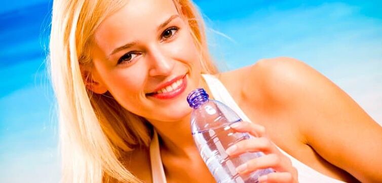 dívka pití vody na pitné dietě