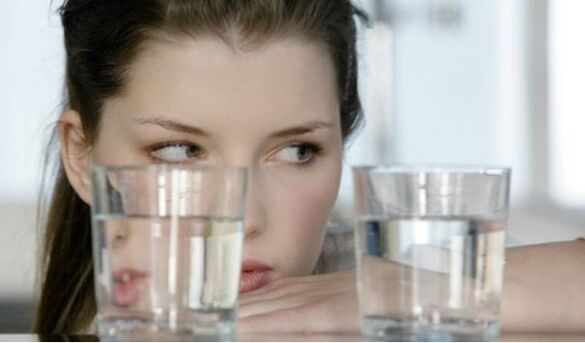 voda ve sklenici pro pitnou dietu