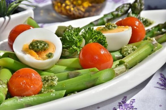 zelenina a vejce na dnu